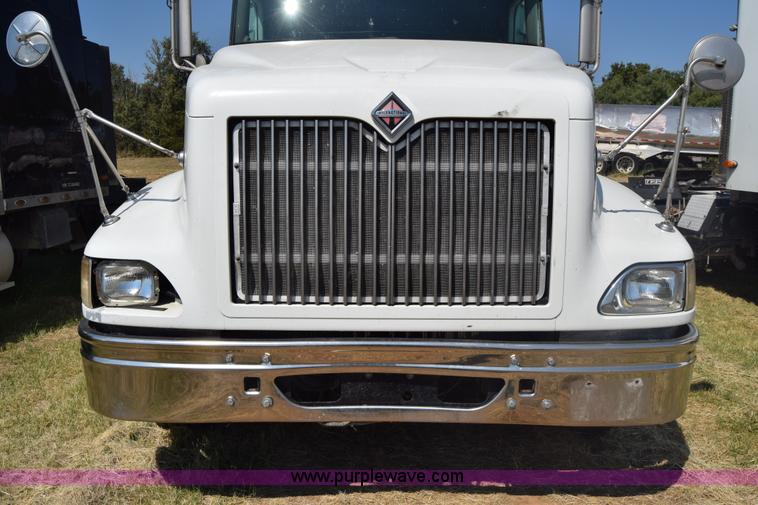 image for item J7220 2006 International 9400i semi truck