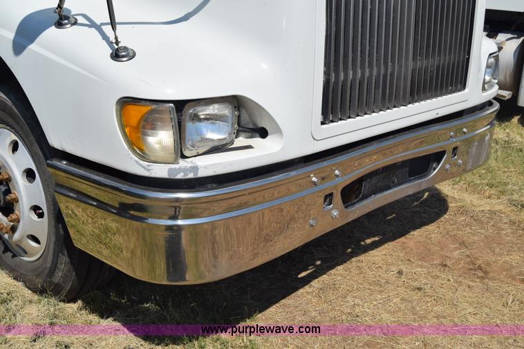 image for item J7220 2006 International 9400i semi truck