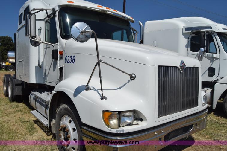 image for item J7220 2006 International 9400i semi truck