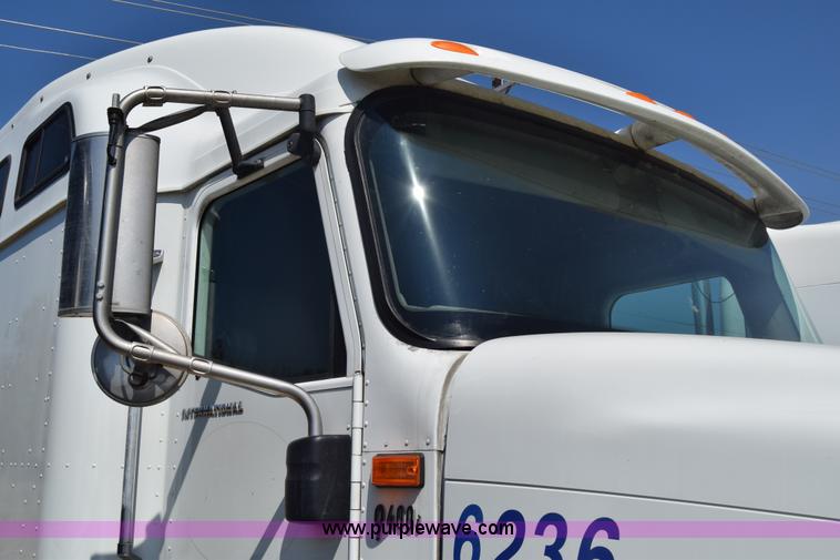 image for item J7220 2006 International 9400i semi truck