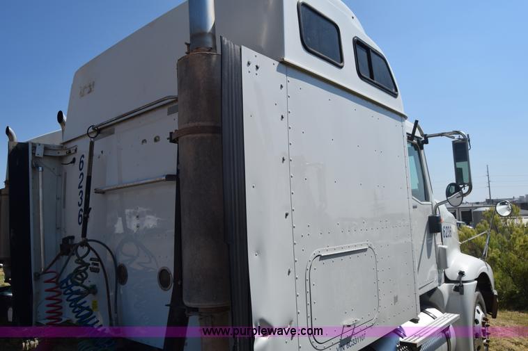 image for item J7220 2006 International 9400i semi truck