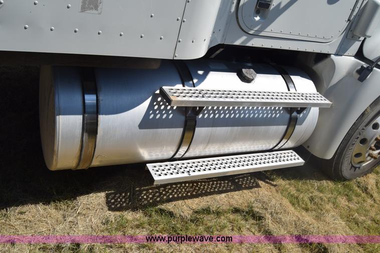 image for item J7220 2006 International 9400i semi truck