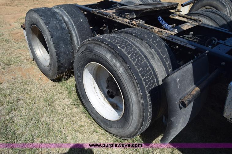 image for item J7220 2006 International 9400i semi truck