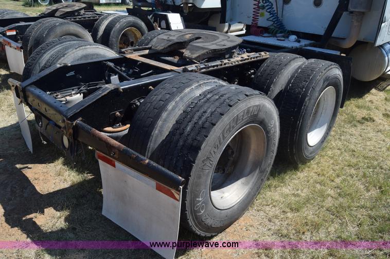 image for item J7220 2006 International 9400i semi truck