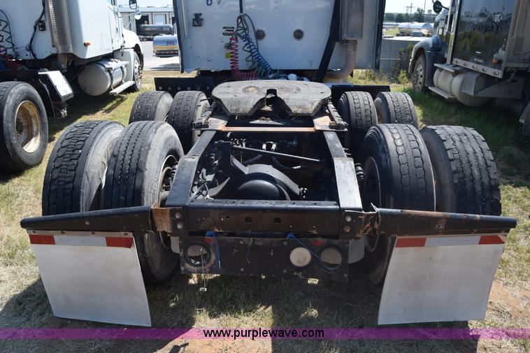 image for item J7220 2006 International 9400i semi truck