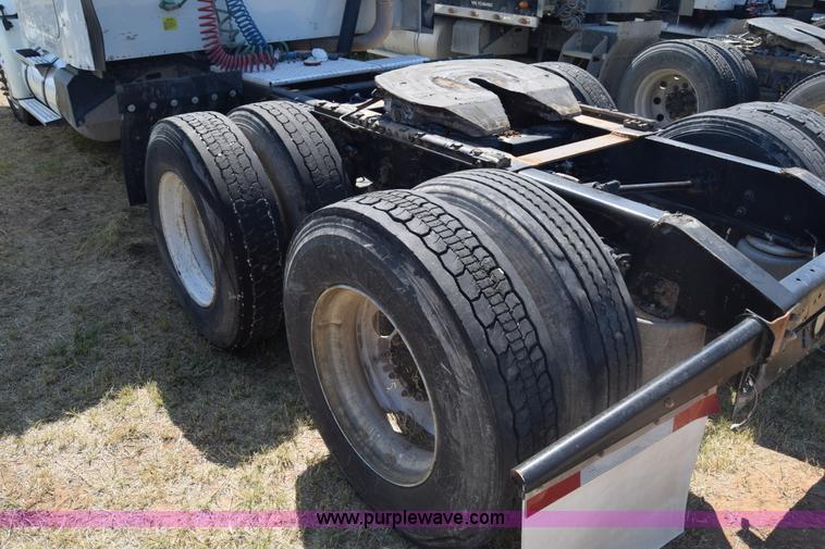 image for item J7220 2006 International 9400i semi truck