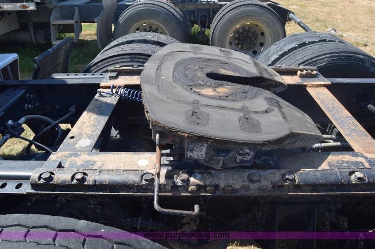 image for item J7220 2006 International 9400i semi truck