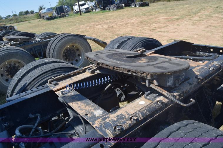 image for item J7220 2006 International 9400i semi truck