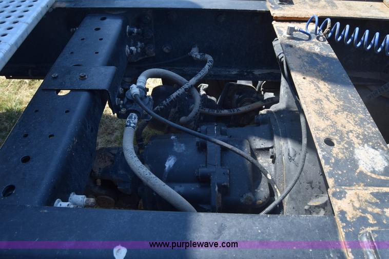 image for item J7220 2006 International 9400i semi truck