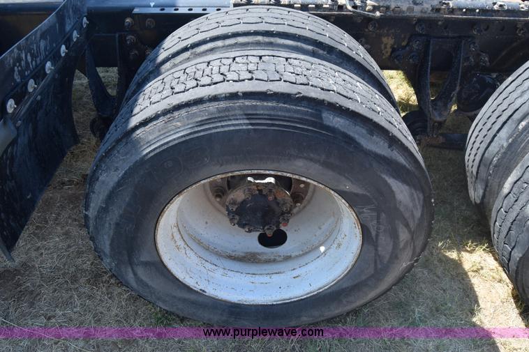 image for item J7220 2006 International 9400i semi truck