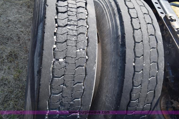 image for item J7220 2006 International 9400i semi truck