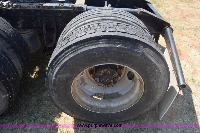 image for item J7220 2006 International 9400i semi truck