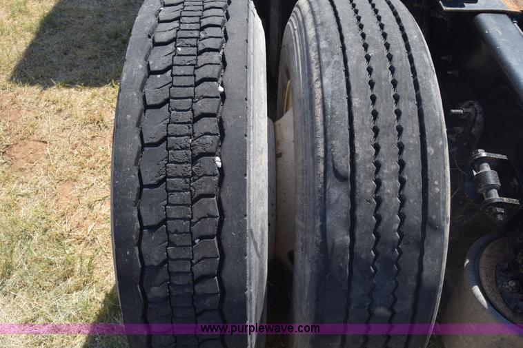 image for item J7220 2006 International 9400i semi truck