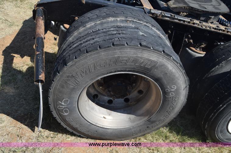 image for item J7220 2006 International 9400i semi truck