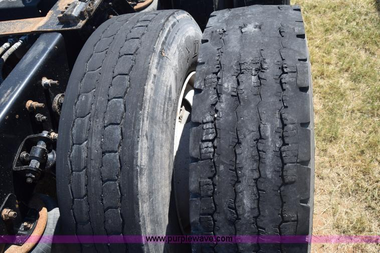 image for item J7220 2006 International 9400i semi truck