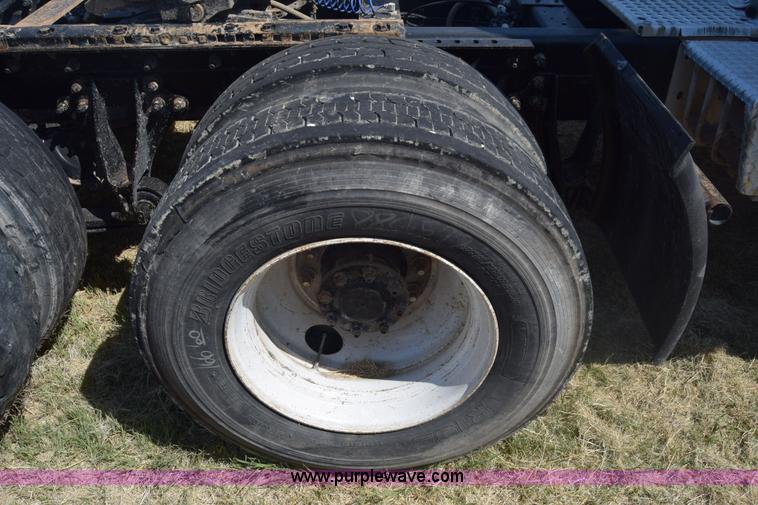 image for item J7220 2006 International 9400i semi truck