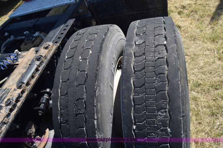 image for item J7220 2006 International 9400i semi truck