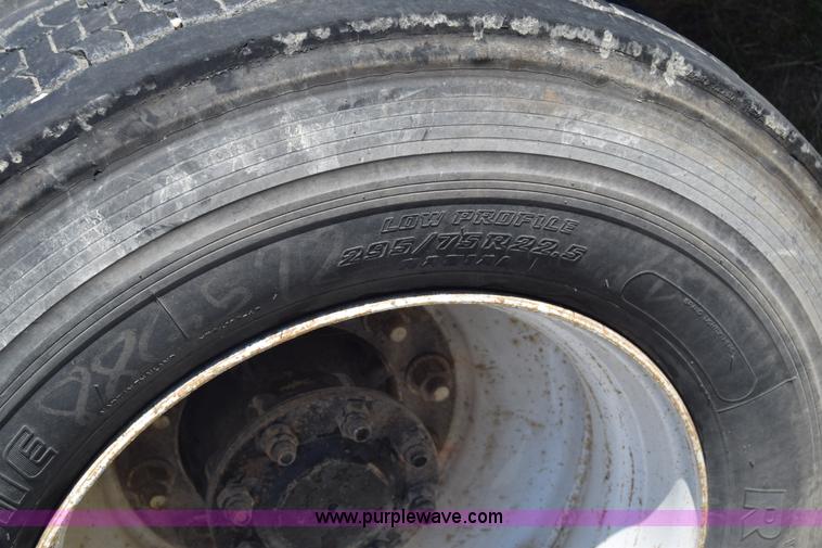 image for item J7220 2006 International 9400i semi truck