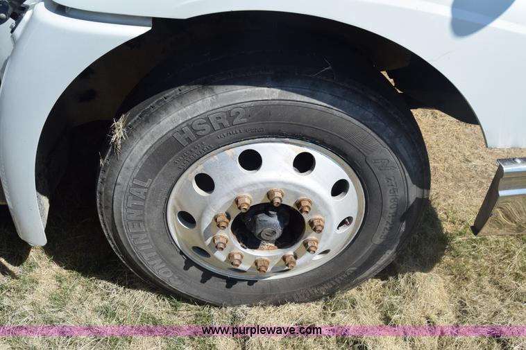 image for item J7220 2006 International 9400i semi truck