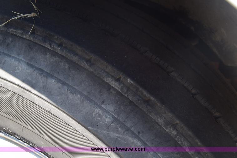 image for item J7220 2006 International 9400i semi truck