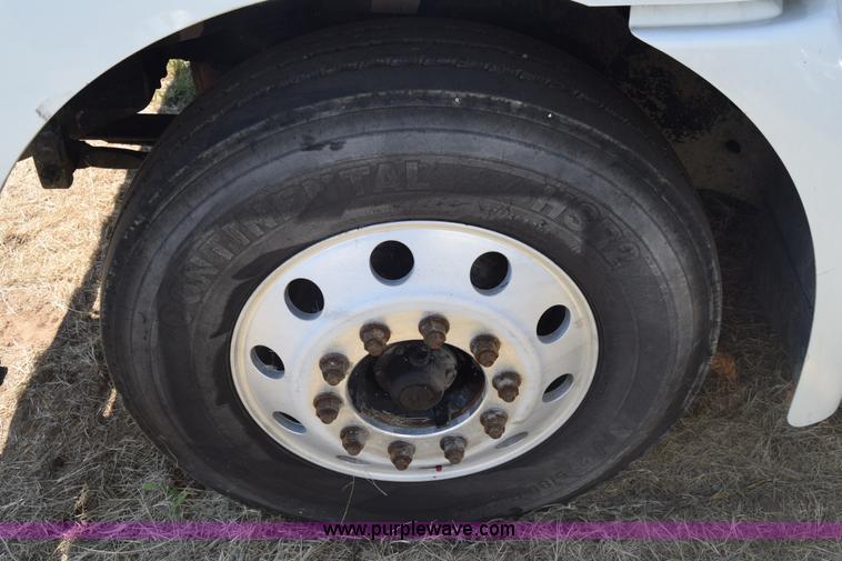 image for item J7220 2006 International 9400i semi truck