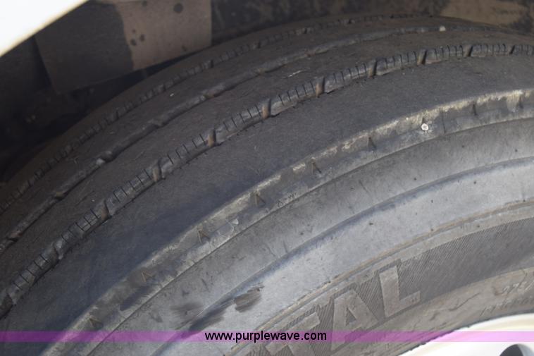 image for item J7220 2006 International 9400i semi truck