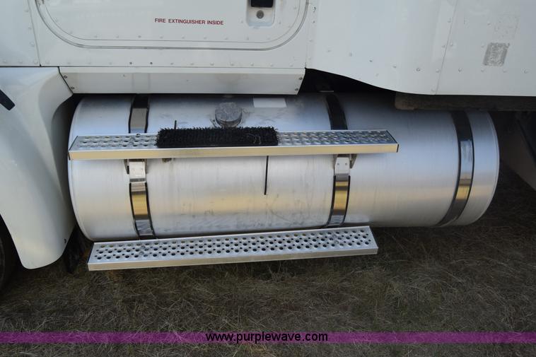 image for item J7220 2006 International 9400i semi truck