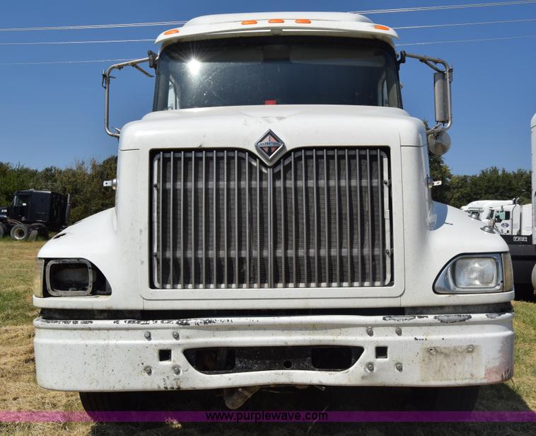 image for item J7221 2007 International 9400i semi truck