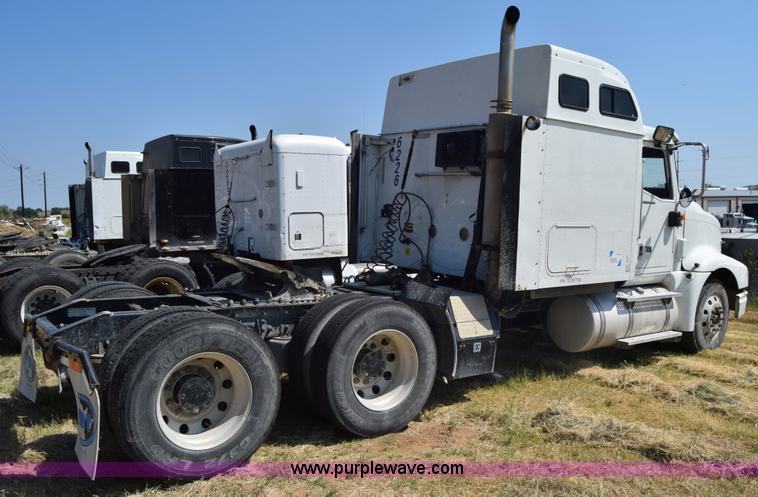 image for item J7221 2007 International 9400i semi truck