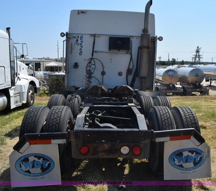 image for item J7221 2007 International 9400i semi truck