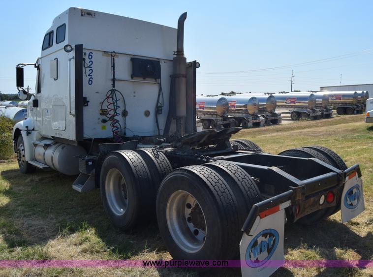 image for item J7221 2007 International 9400i semi truck
