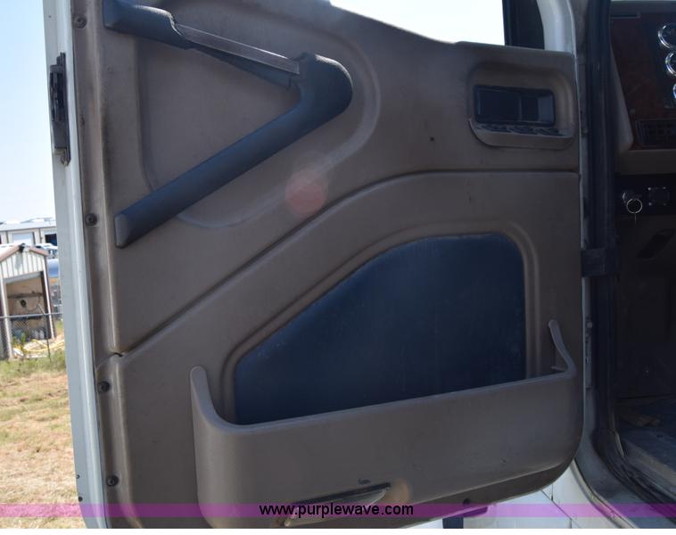 image for item J7221 2007 International 9400i semi truck