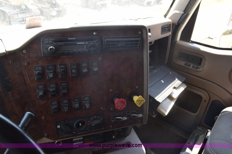 image for item J7221 2007 International 9400i semi truck