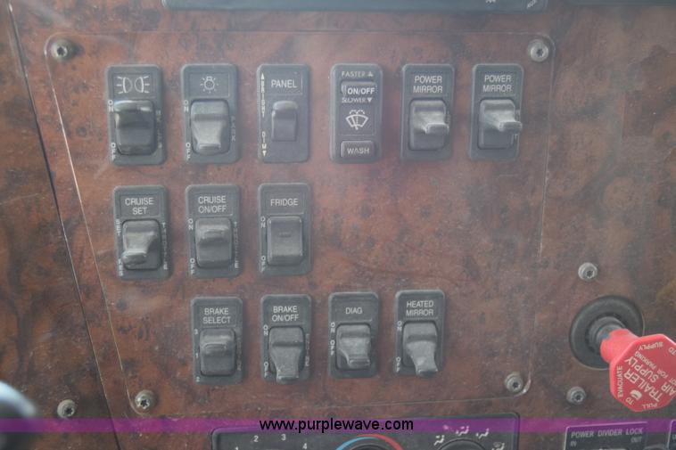 image for item J7221 2007 International 9400i semi truck