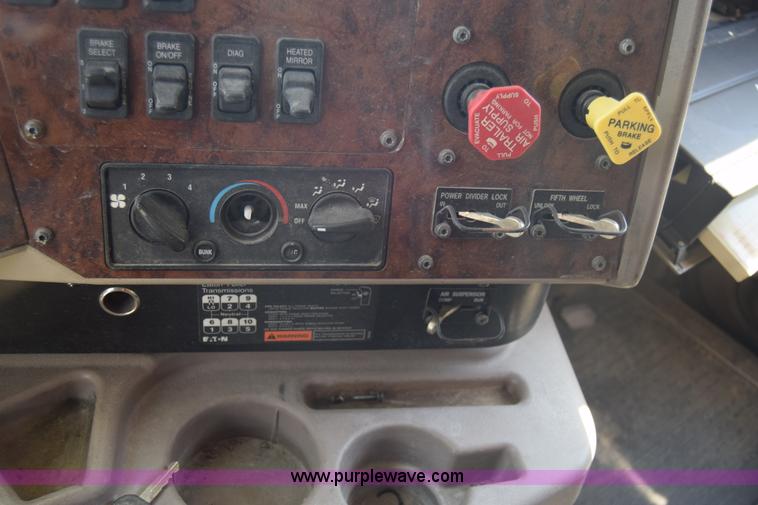 image for item J7221 2007 International 9400i semi truck