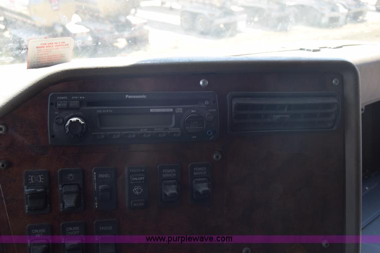 image for item J7221 2007 International 9400i semi truck