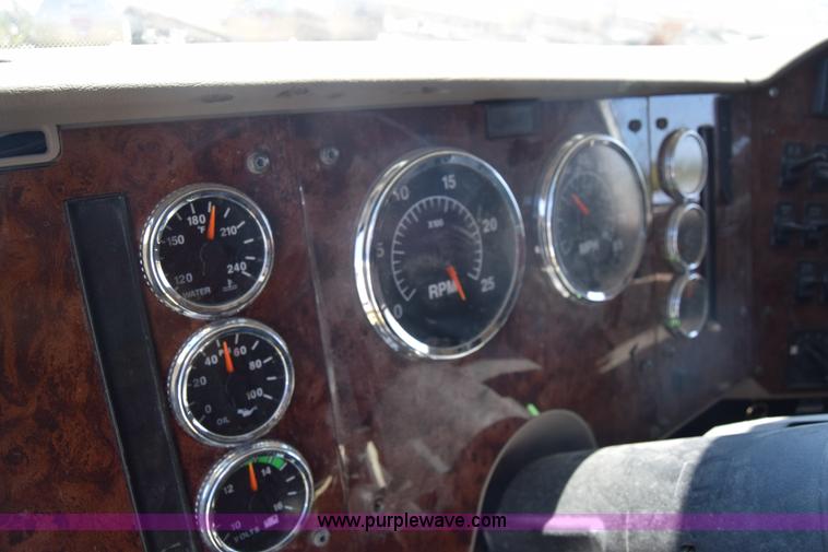 image for item J7221 2007 International 9400i semi truck