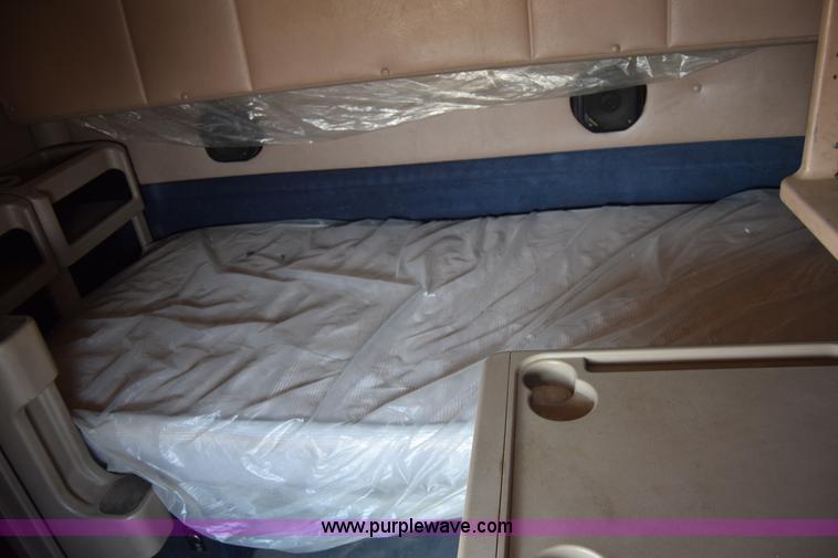 image for item J7221 2007 International 9400i semi truck