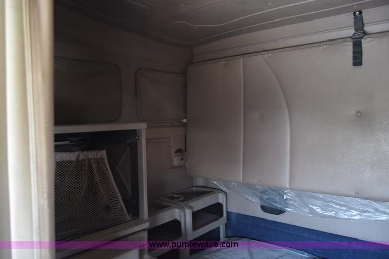 image for item J7221 2007 International 9400i semi truck