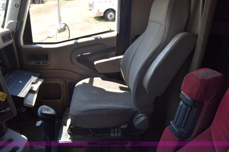 image for item J7221 2007 International 9400i semi truck