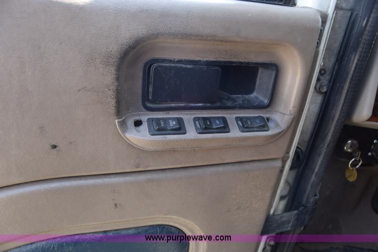 image for item J7221 2007 International 9400i semi truck