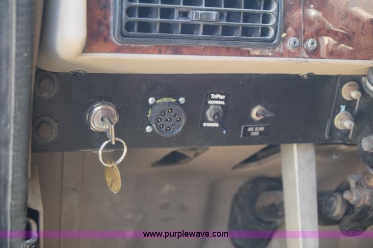 image for item J7221 2007 International 9400i semi truck