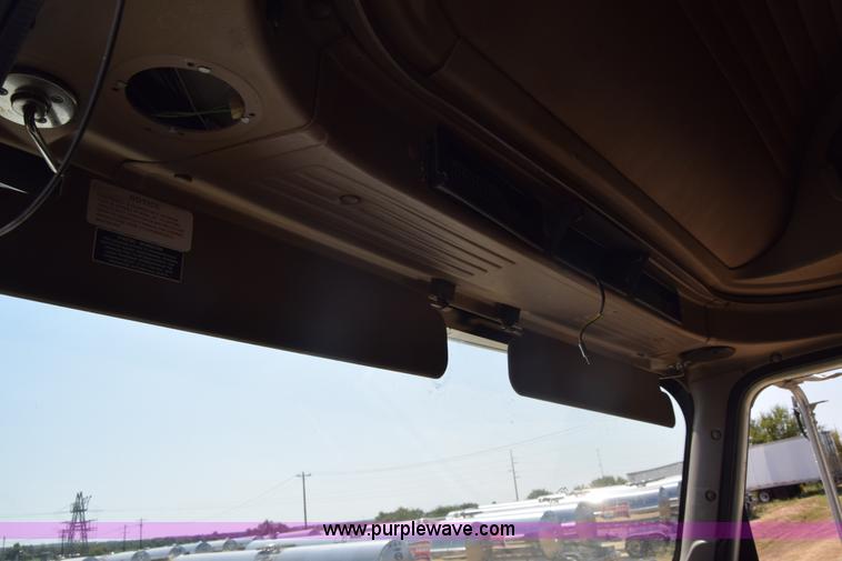 image for item J7221 2007 International 9400i semi truck