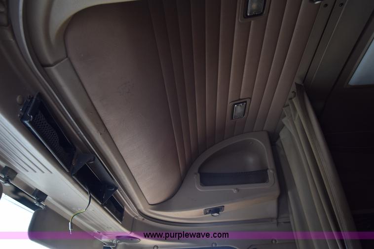 image for item J7221 2007 International 9400i semi truck