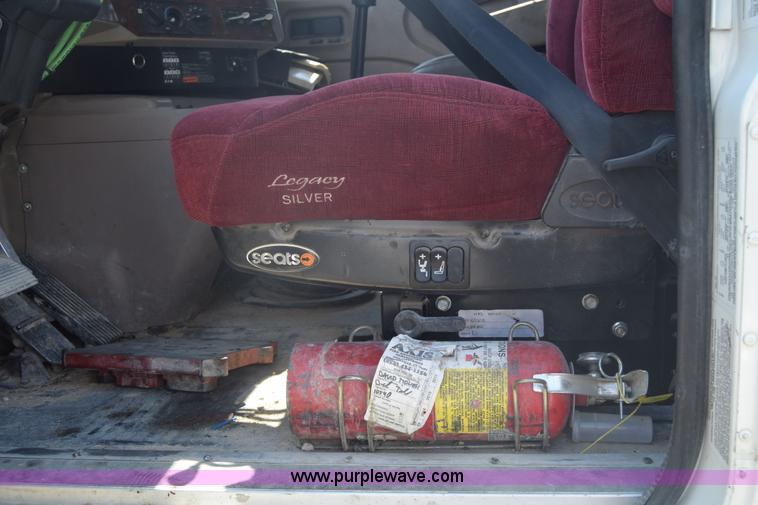 image for item J7221 2007 International 9400i semi truck