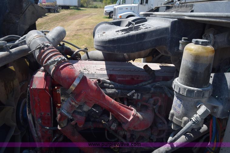 image for item J7221 2007 International 9400i semi truck