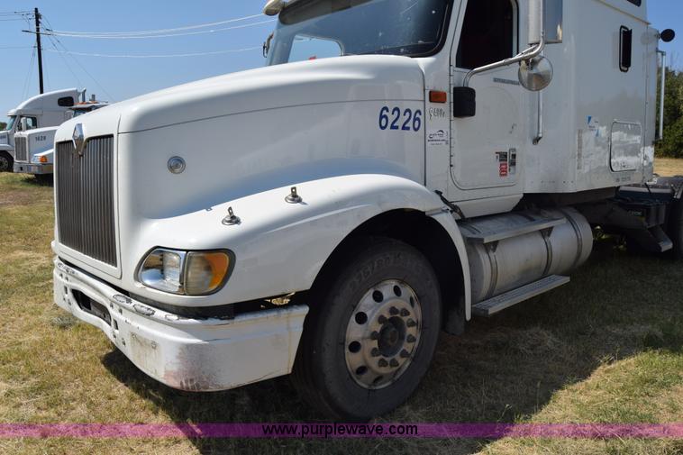 image for item J7221 2007 International 9400i semi truck