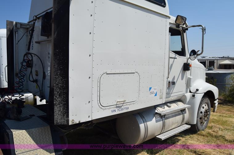 image for item J7221 2007 International 9400i semi truck