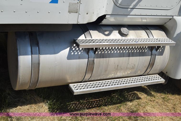 image for item J7221 2007 International 9400i semi truck