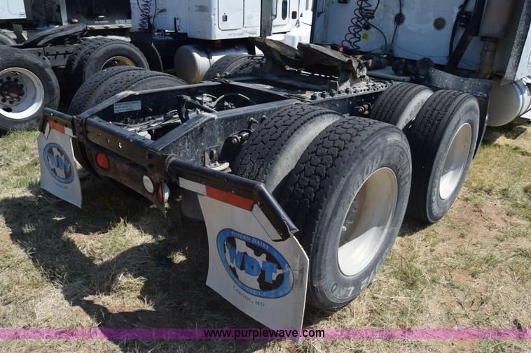 image for item J7221 2007 International 9400i semi truck